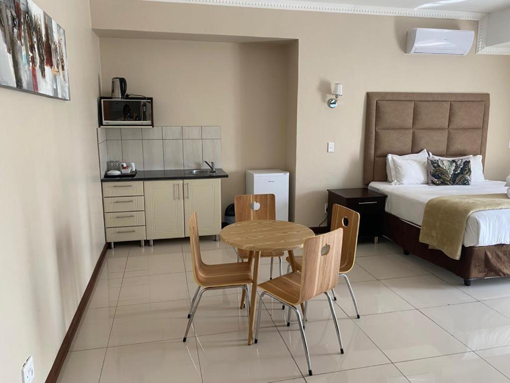 Aqua Stone Guest House Mbombela Esterno foto